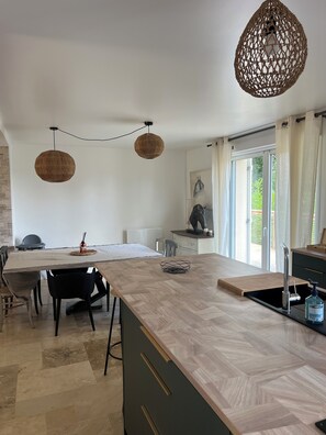 Four Ă micro-ondes, un four, surface de cuisson, lave-vaisselle