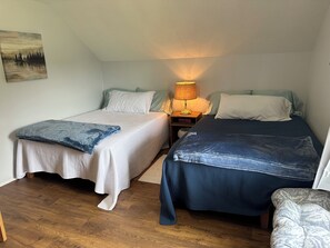 4 bedrooms, iron/ironing board, Internet, bed sheets