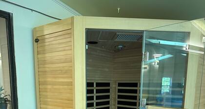 4-bedroom house in marvelous Lynchburg with private inground pool and sauna