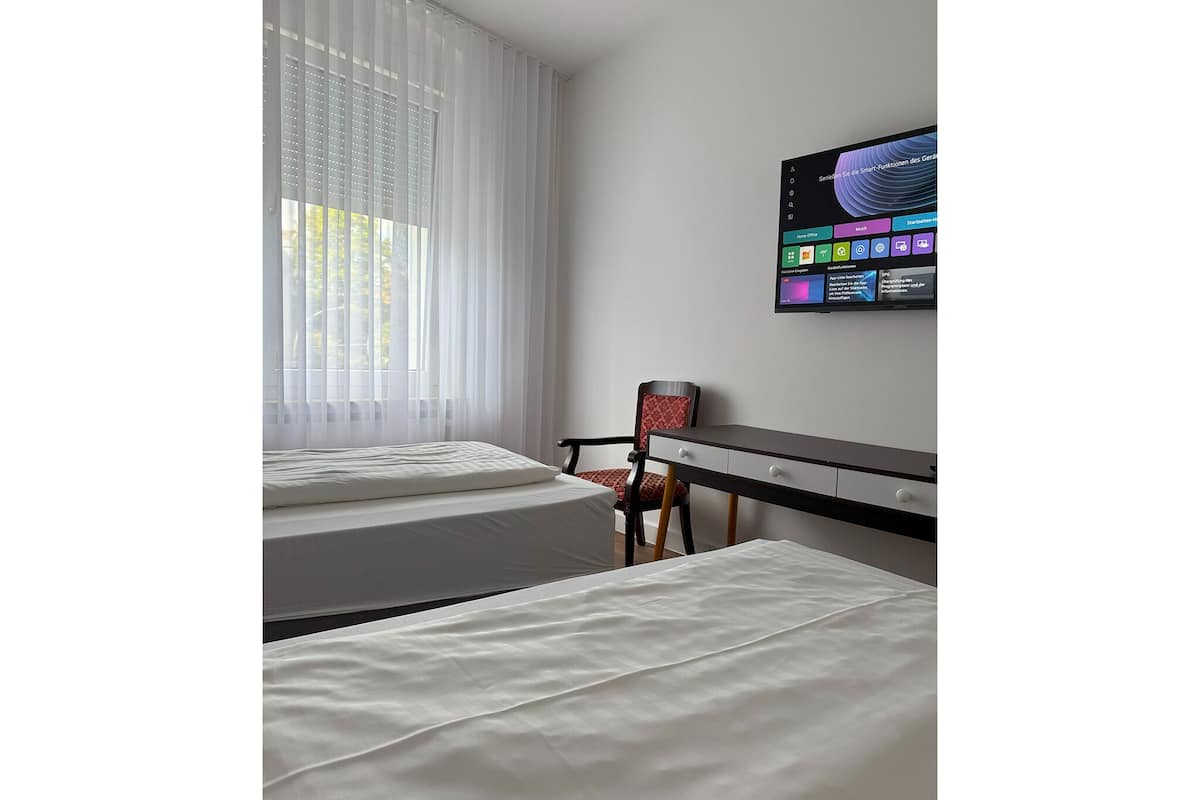 Classic tvåbäddsrum - utsikt mot staden | Skrivbord och gratis wi-fi