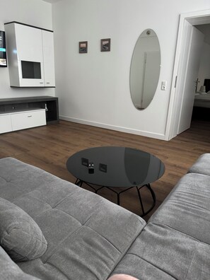 Habitación triple familiar, vista a la ciudad | Escritorio y wifi gratis 