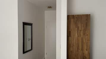 Eenvoudige Twin kamer, uitzicht op de stad | Een bureau, gratis wifi