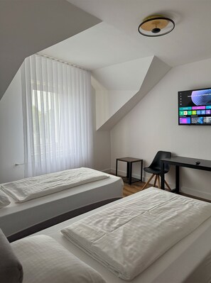 Habitación clásica con 2 camas individuales, vista a la ciudad | Escritorio y wifi gratis 