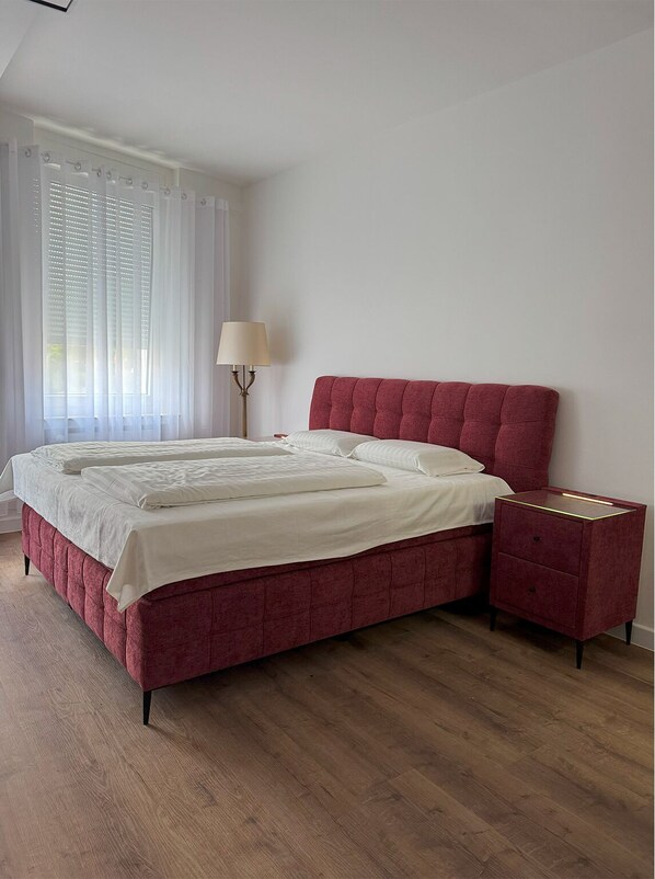 Habitación doble Confort, vista a la ciudad | Escritorio y wifi gratis 