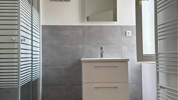 Comfort-Doppelzimmer, Stadtblick | Badezimmer | Dusche, Haartrockner, Handtücher, Toilettenpapier