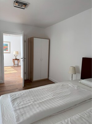 Trippelrum för familj - utsikt mot staden | Skrivbord och gratis wi-fi