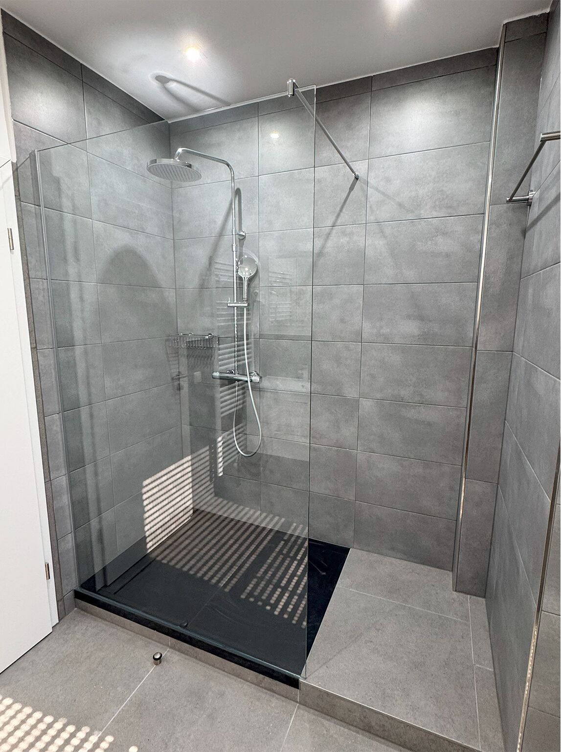 Habitación básica con 2 camas individuales, vista a la ciudad | Baño | Regadera, secadora de cabello, toallas, papel de baño 