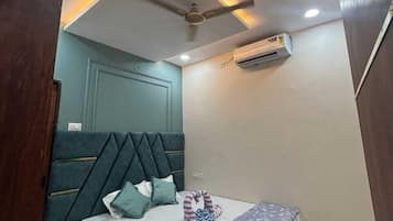 Deluxe Double Room | In-room safe, blackout drapes, iron/ironing board, free WiFi