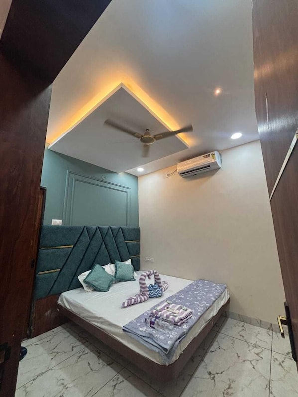 Habitación Deluxe doble | Caja fuerte, cortinas opacas, tabla de planchar con plancha