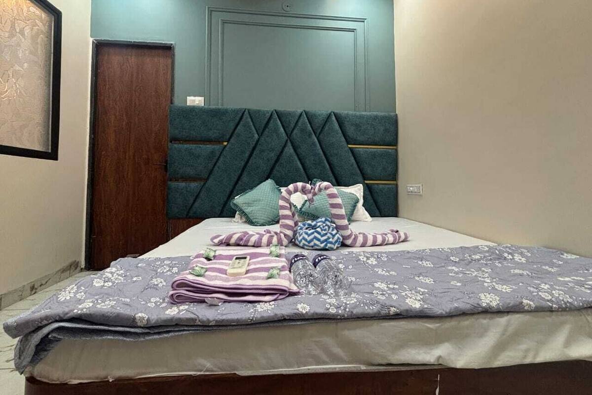 Deluxe Double Room | In-room safe, blackout drapes, iron/ironing board, free WiFi