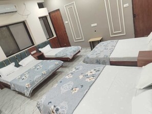 Familien-Vierbettzimmer | Zimmersafe, Verdunkelungsvorhänge, Bügeleisen/Bügelbrett