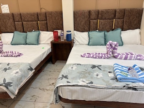 Deluxe-Vierbettzimmer, Balkon, Stadtblick | Zimmersafe, Verdunkelungsvorhänge, Bügeleisen/Bügelbrett