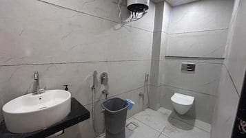 Dutxa, sabatilles, sabó i xampú