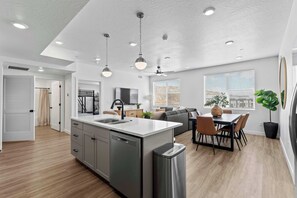 Condo, Multiple Beds, Kitchen, Mountain View (Terra Vista) | Interior