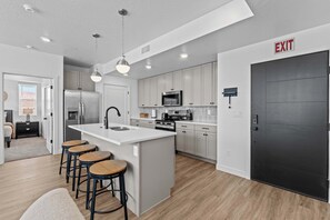 公寓客房, 多張床, 廚房, 山景 (Terra Vista) | 私人廚房 | 電冰箱、微波爐、烤箱、爐台