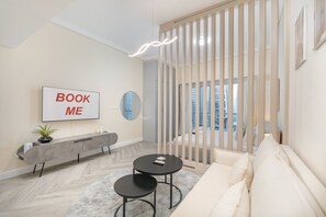 Studio | Internet - Vibrant Studio in JLT Sleeps 4 With Lake Views (Dubai)