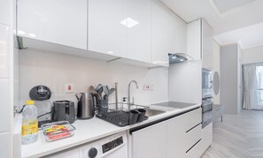 Studio | Internet - Vibrant Studio in JLT Sleeps 4 With Lake Views (Dubai)