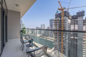 Apartment - Cosy Unit in Business Bay Sleeps 2 With Canal View (Dubai)