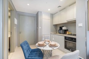 Apartment - Cosy Unit in Business Bay Sleeps 2 With Canal View (Dubai)