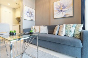 Apartment - Cosy Unit in Business Bay Sleeps 2 With Canal View (Dubai)