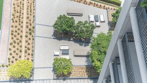 An aerial view of a building with a rooftop garden, a flat roof, and a modern architectural design. - Downtown Dubai Stunning Apartment for 4 People (Dubai)