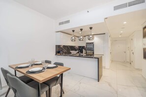 2 bedrooms, Internet - Chic Apartment in Marina Sleeps 4 With Canal Views (Dubai)