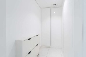 Apartment | 2 bedrooms, Internet - Chic Apartment in Marina Sleeps 4 With Canal Views (Dubai)