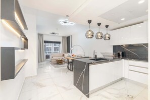 Apartment | 2 bedrooms, Internet - Chic Apartment in Marina Sleeps 4 With Canal Views (Dubai)