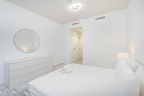 2 bedrooms, Internet - Chic Apartment in Marina Sleeps 4 With Canal Views (Dubai)