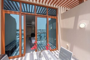 Studio | Internet - Chic Studio in Palm Jumeirah Sleeps 2 With Balcony (Dubai)
