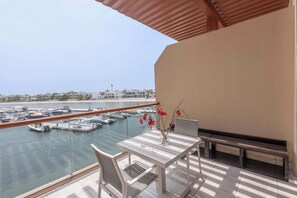 Studio | Internet - Chic Studio in Palm Jumeirah Sleeps 2 With Balcony (Dubai)