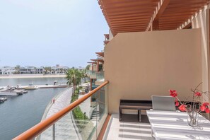 Studio | Internet - Chic Studio in Palm Jumeirah Sleeps 2 With Balcony (Dubai)