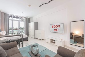 Studio | Internet - Chic Studio in Palm Jumeirah Sleeps 2 With Balcony (Dubai)