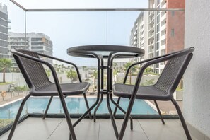 Apartment | 1 bedroom, Internet - Meydan Apartment Sleeps 2 With Pool and Balcony (Dubai)