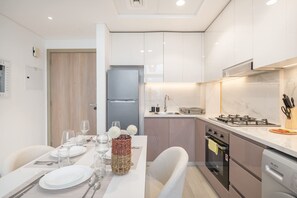 Apartment | 1 bedroom, Internet - Meydan Apartment Sleeps 2 With Pool and Balcony (Dubai)