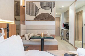 Studio | Internet - Elegant Studio at Azizi Riviera Sleeps 2 With Pool (Dubai)