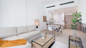 Un salon moderne avec un canapé, une table basse et un coin repas.