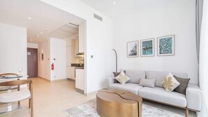 Ein modernes Wohnzimmer mit einer Couch, einem Couchtisch und Kunstwerken an der Wand.