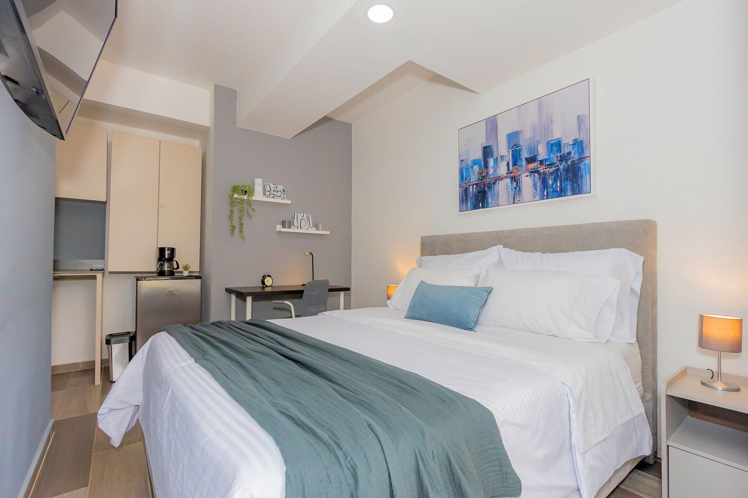 舒适公寓 | 客房内保险箱、办公桌、笔记本电脑工作区、熨斗/熨衣板