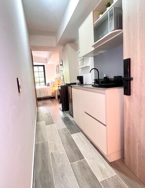 Departamento de lujo | Cocina privada | Frigobar, microondas, parrilla de estufa y lavavajillas 