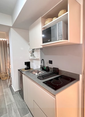Classic Apartment | Private kitchen | Mini-fridge, microwave, stovetop, dishwasher