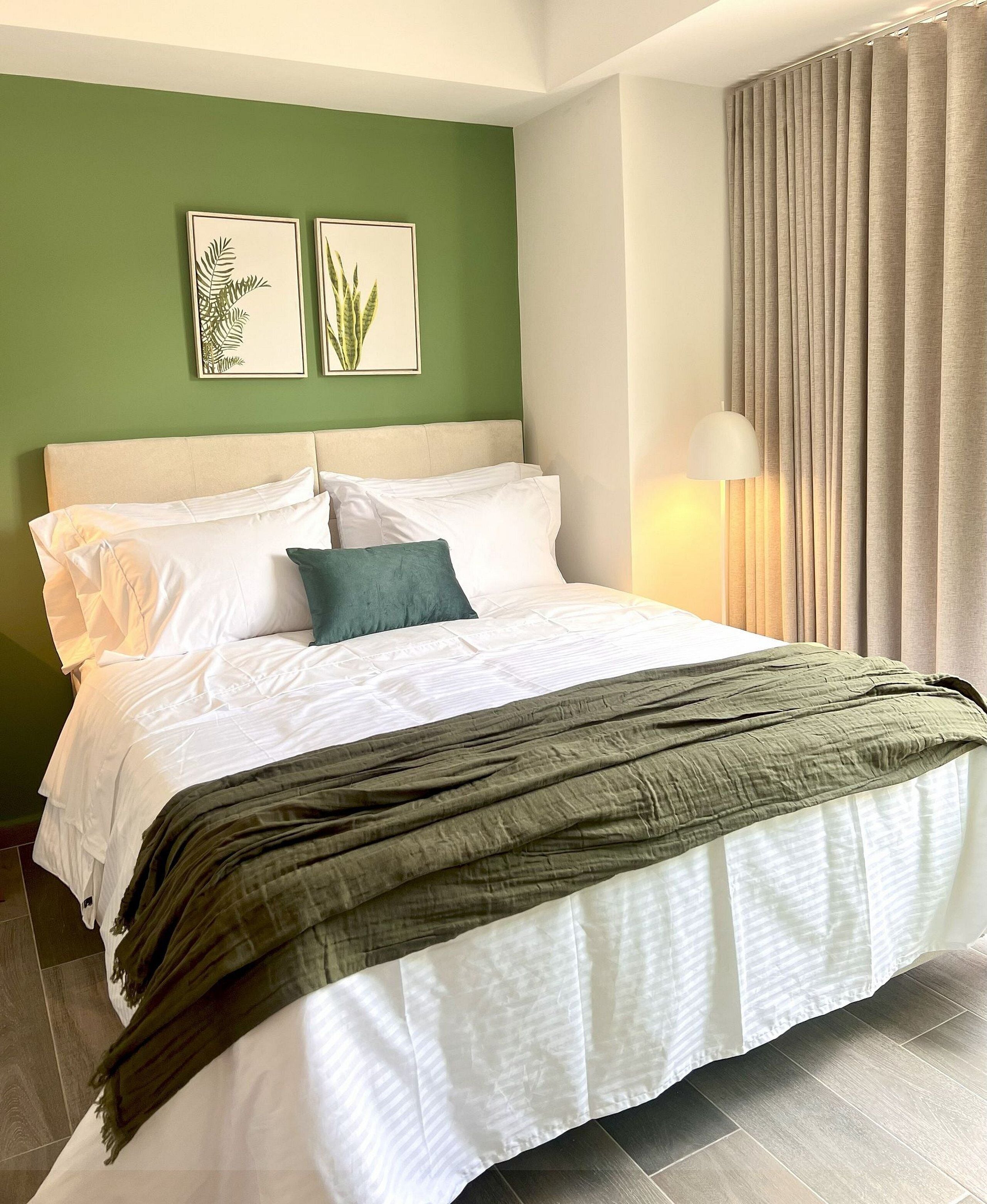 Deluxe appartement | Een kluis op de kamer, een bureau, een laptopwerkplek