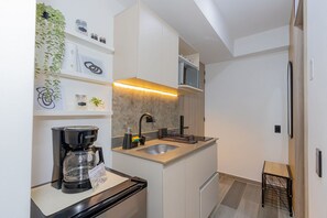 Classic Apartment | Private kitchen | Mini-fridge, microwave, stovetop, dishwasher - Edificio Bit (Medellín)