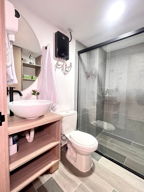 Luxury Apartment | Bathroom | Shower, hair dryer, towels, soap