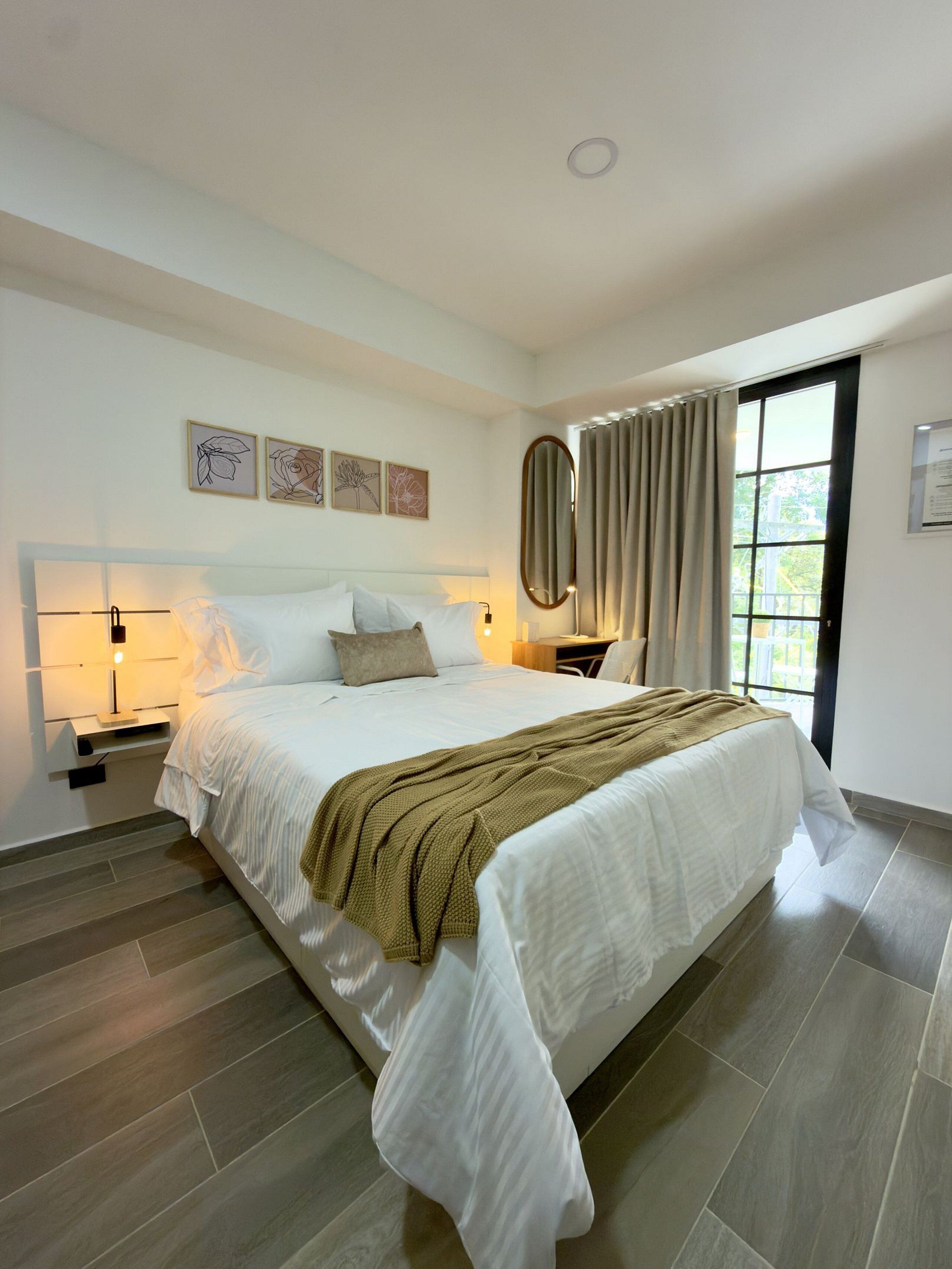 华丽公寓 | 客房内保险箱、办公桌、笔记本电脑工作区、熨斗/熨衣板