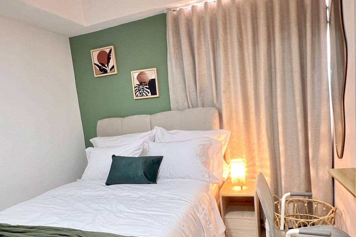 Classic Apartment | In-room safe, desk, laptop workspace, iron/ironing board