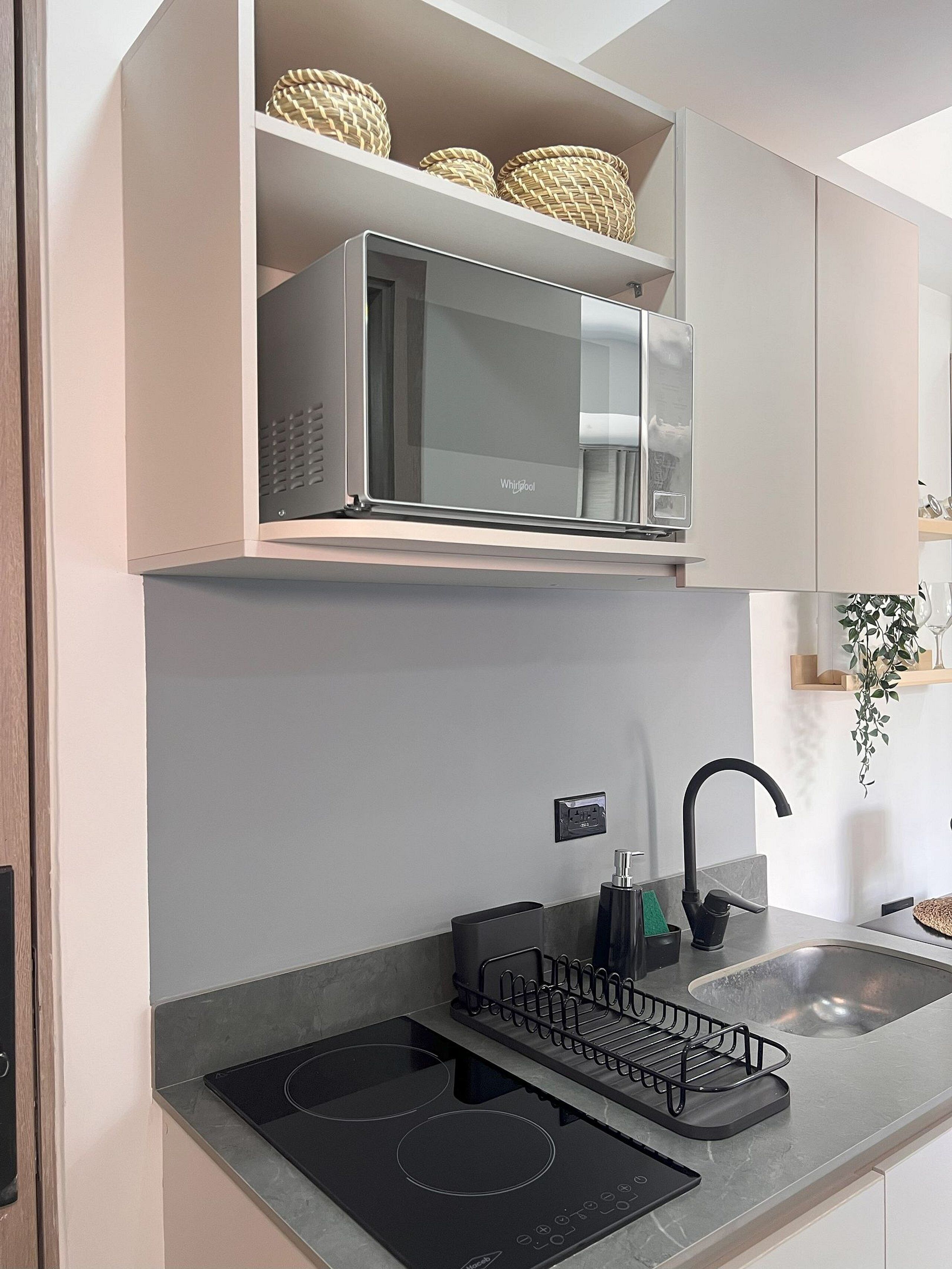 Deluxe Apartment | Private kitchen | Mini-fridge, microwave, stovetop, dishwasher