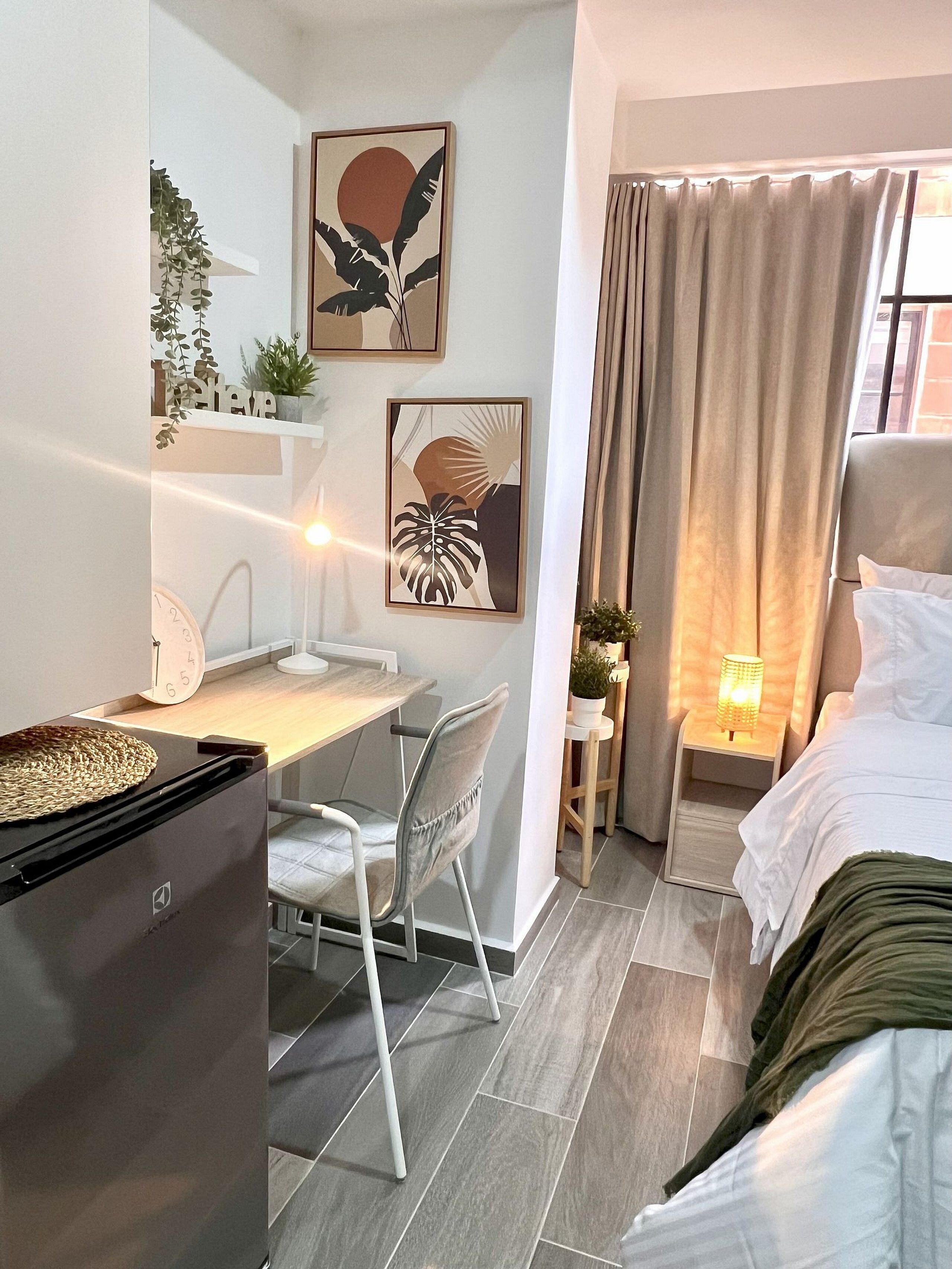 Eenvoudig appartement | Een kluis op de kamer, een bureau, een laptopwerkplek