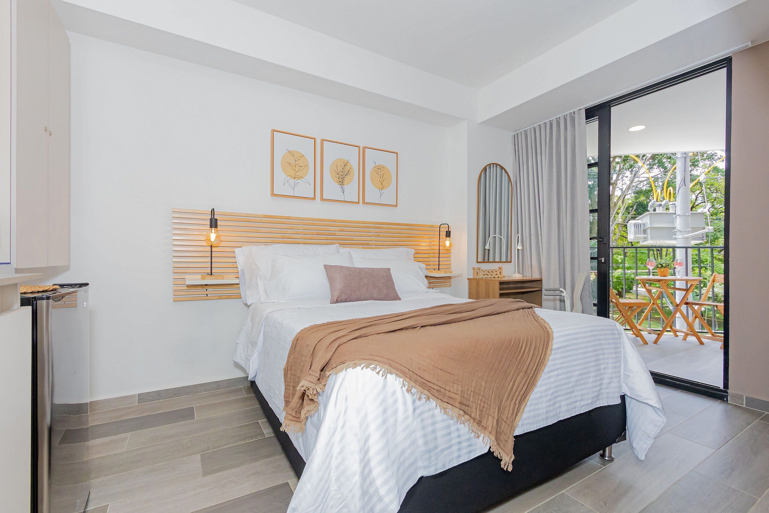 精品公寓 | 客房内保险箱、办公桌、笔记本电脑工作区、熨斗/熨衣板