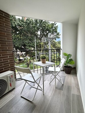 Deluxe Apartment | Outdoor dining - Edificio Bit (Medellín)